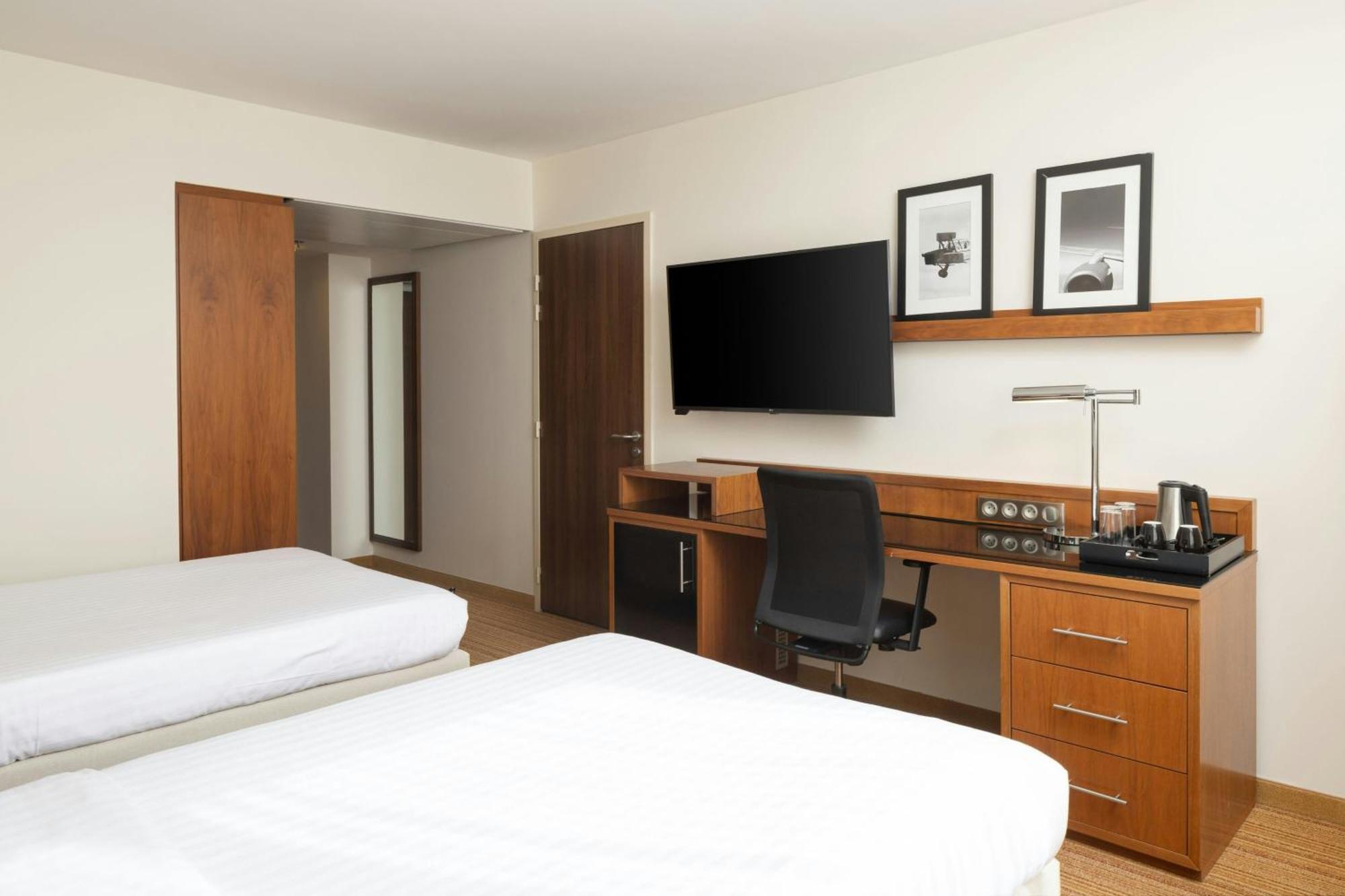 Courtyard By Marriott Toulouse Airport Hotel Exterior foto